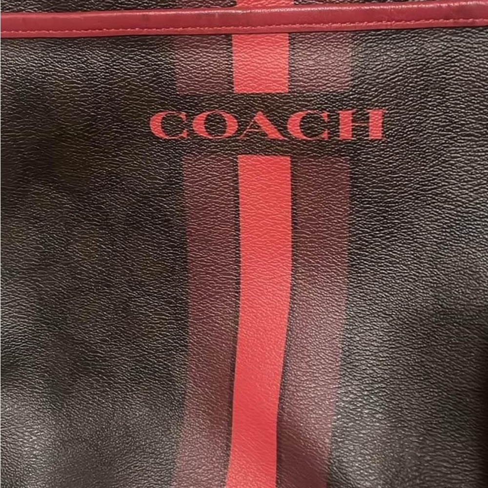 Woman’s Coach Purse. One strap. Zipper close